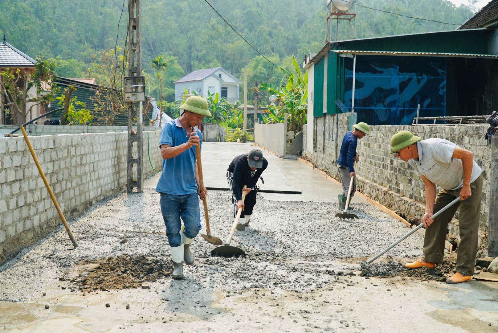 Nhân dân hiến đất làm đường, thuận việc chung - lợi việc riêng