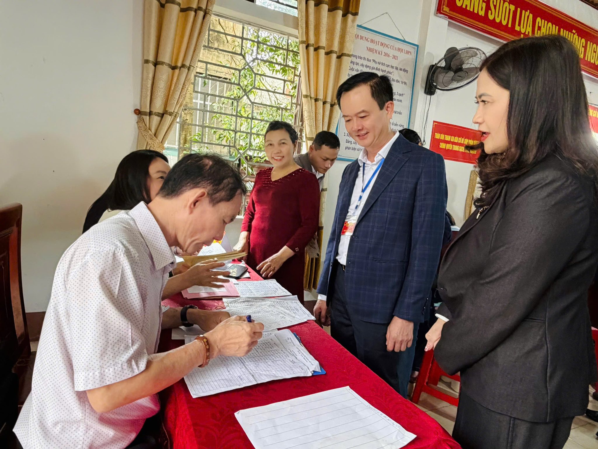 Phó Chủ tịch UBND tỉnh Trần Báu Hà kiểm tra công tác bầu cử tại phường Bắc Hồng Lĩnh