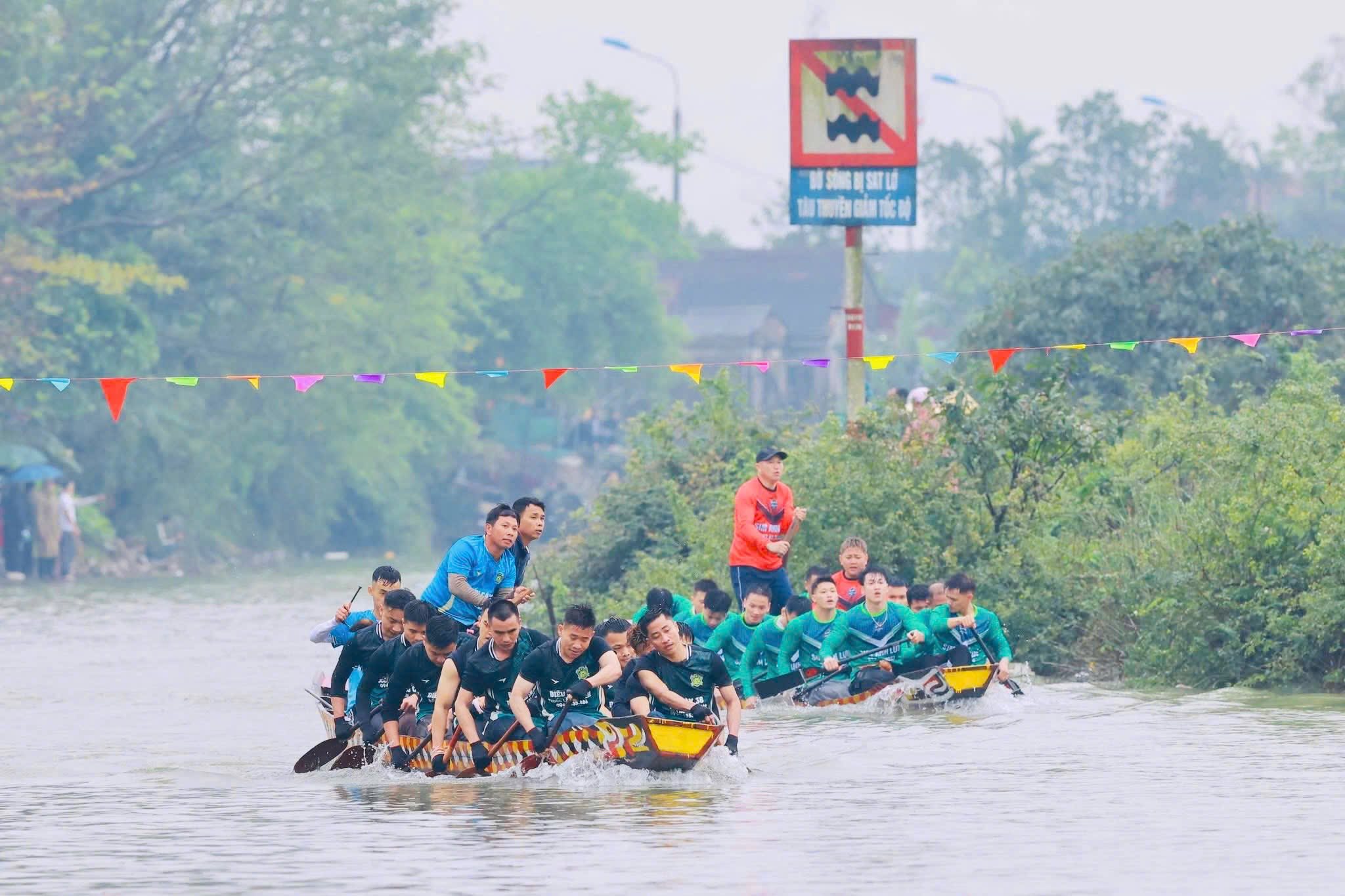 Tưng bừng Lễ hội đua thuyền truyền thống trên sông Minh