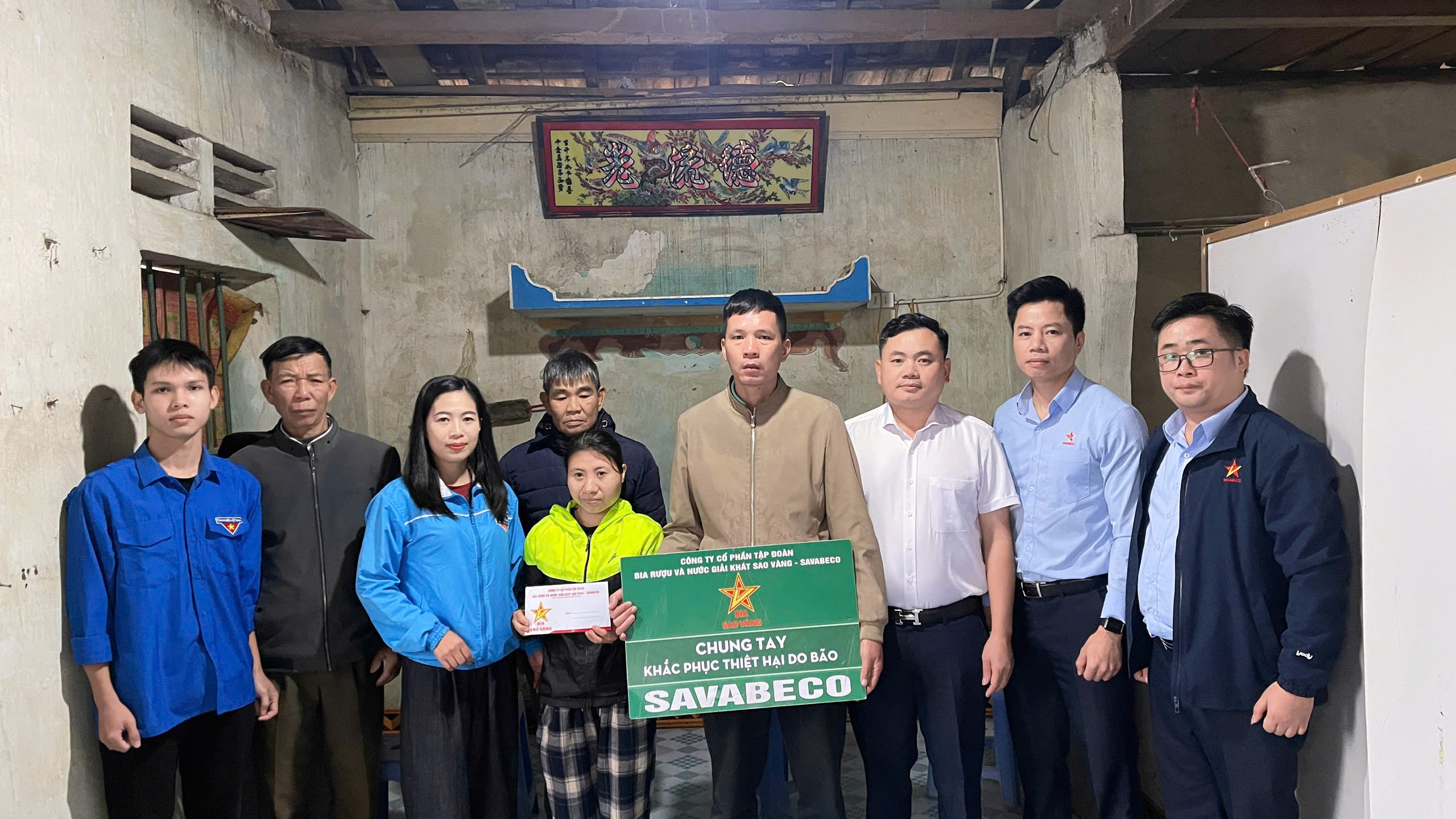 Uỷ ban mặt trận tổ quốc phường Bắc Hồng Lĩnh phối hợp với Công ty bia Sao vàng trao quà hỗ trợ các gia đình gặp hoàn cảnh khó khăn sau bão lũ