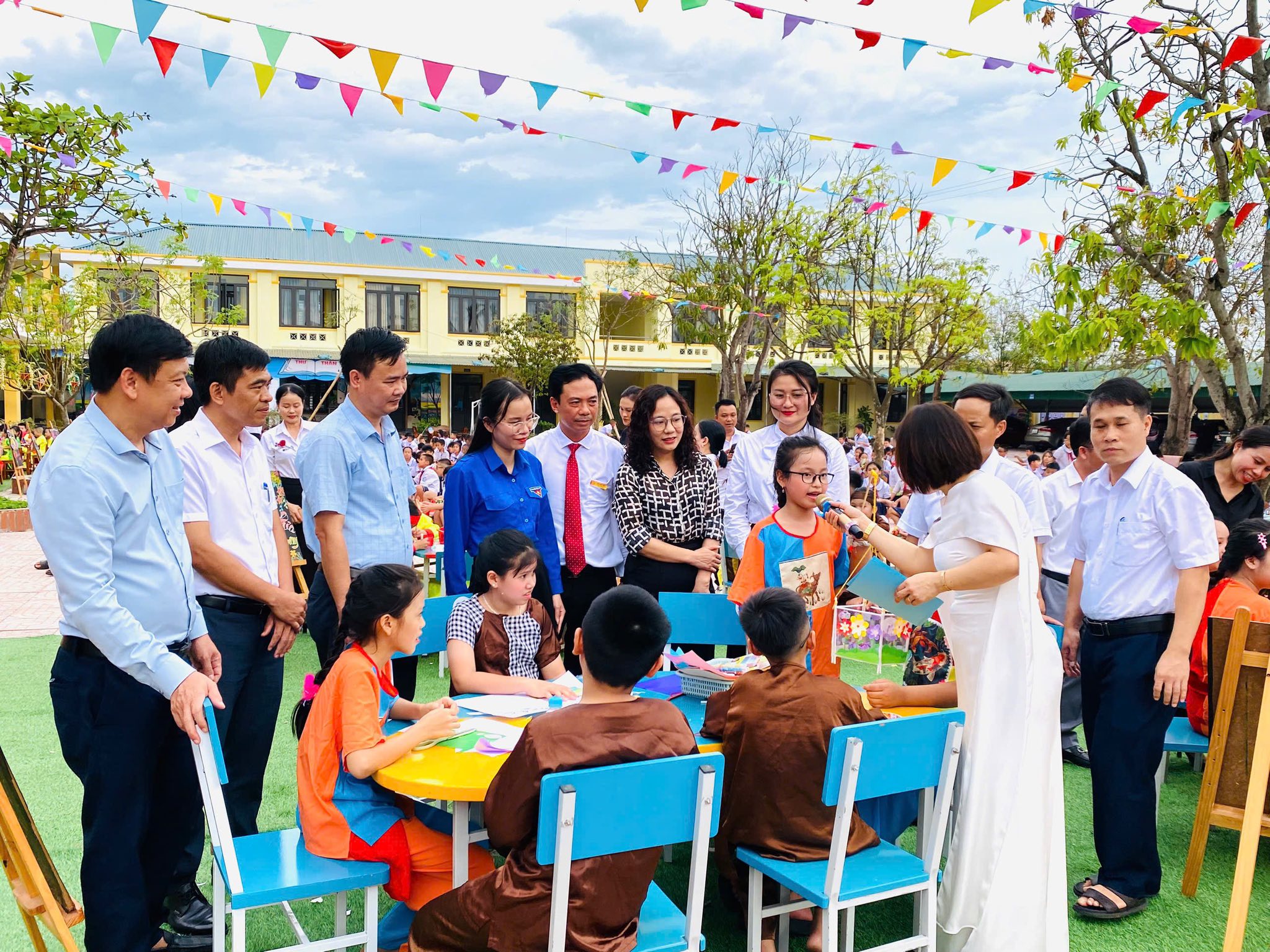 Trải nghiệm Trung thu ý nghĩa với hoạt động trải nghiệm Steam song ngữ tại trường Tiểu học Trung Lương