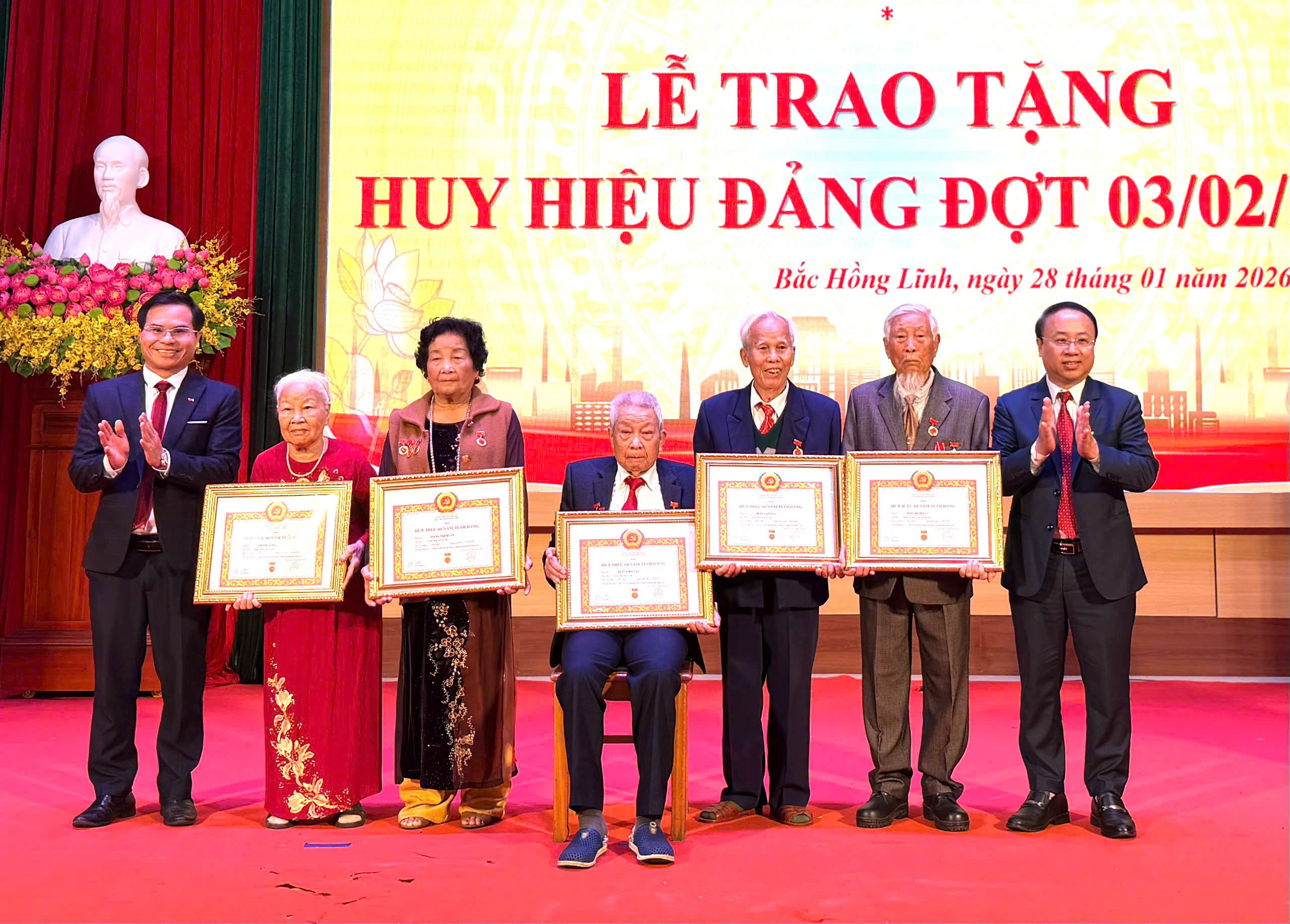 Phường Bắc Hồng Lĩnh trang trọng tổ chức lễ trao huy hiệu đảng nhân kỷ niệm 96 năm ngày thành lập đảng cộng sản Việt Nam