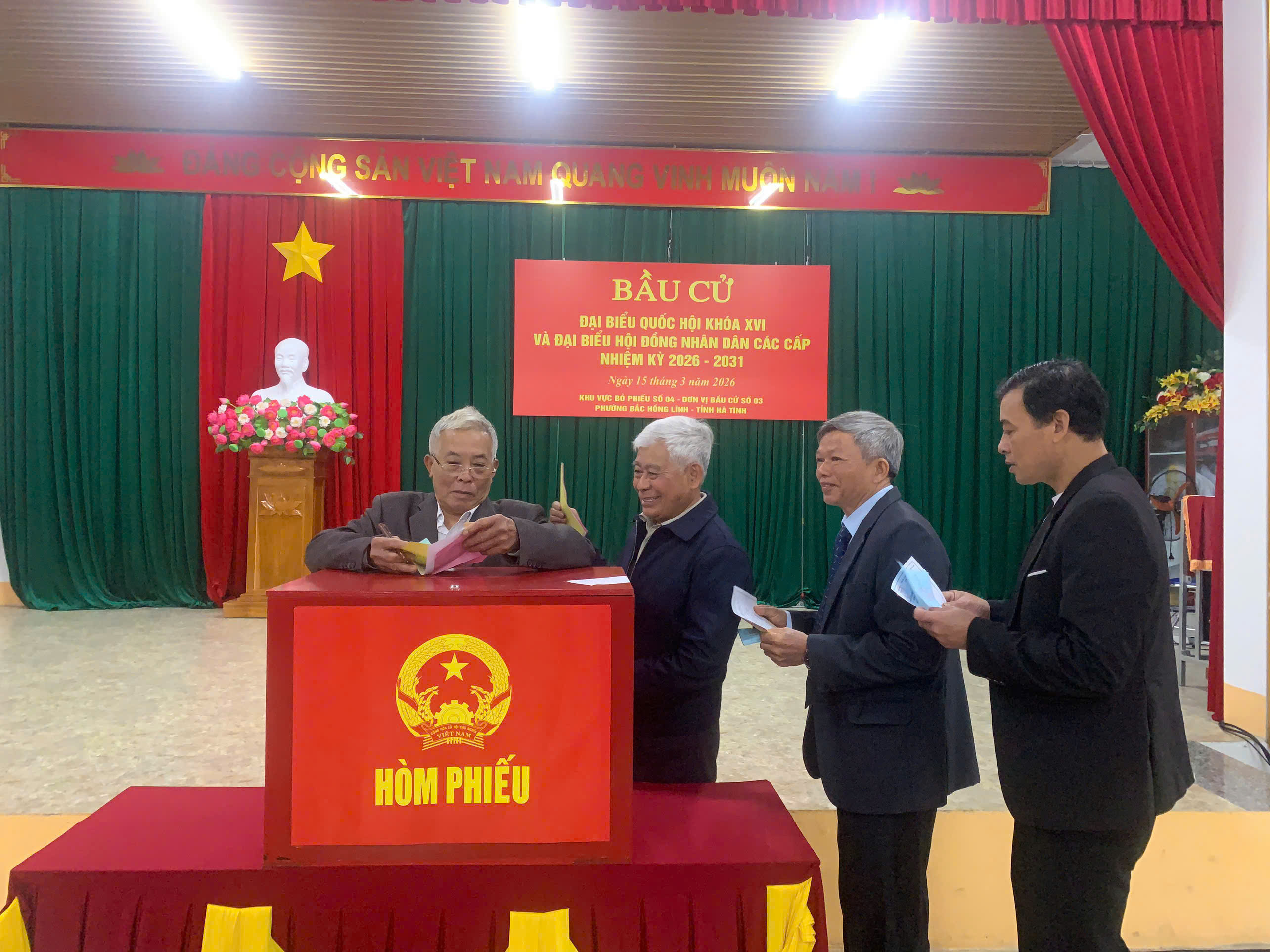 Cử tri Bắc Hồng Lĩnh náo nức đi bầu chọn người đại biểu Nhân dân