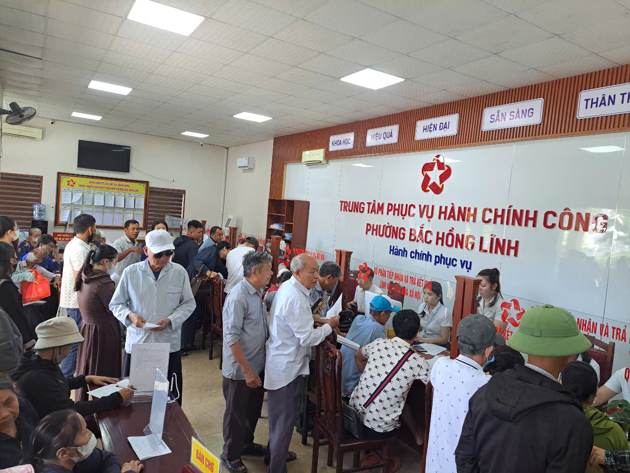 Người dân đến thực hiện các Thủ tục hành chính tại Trung tâm phục vụ Hành chính công