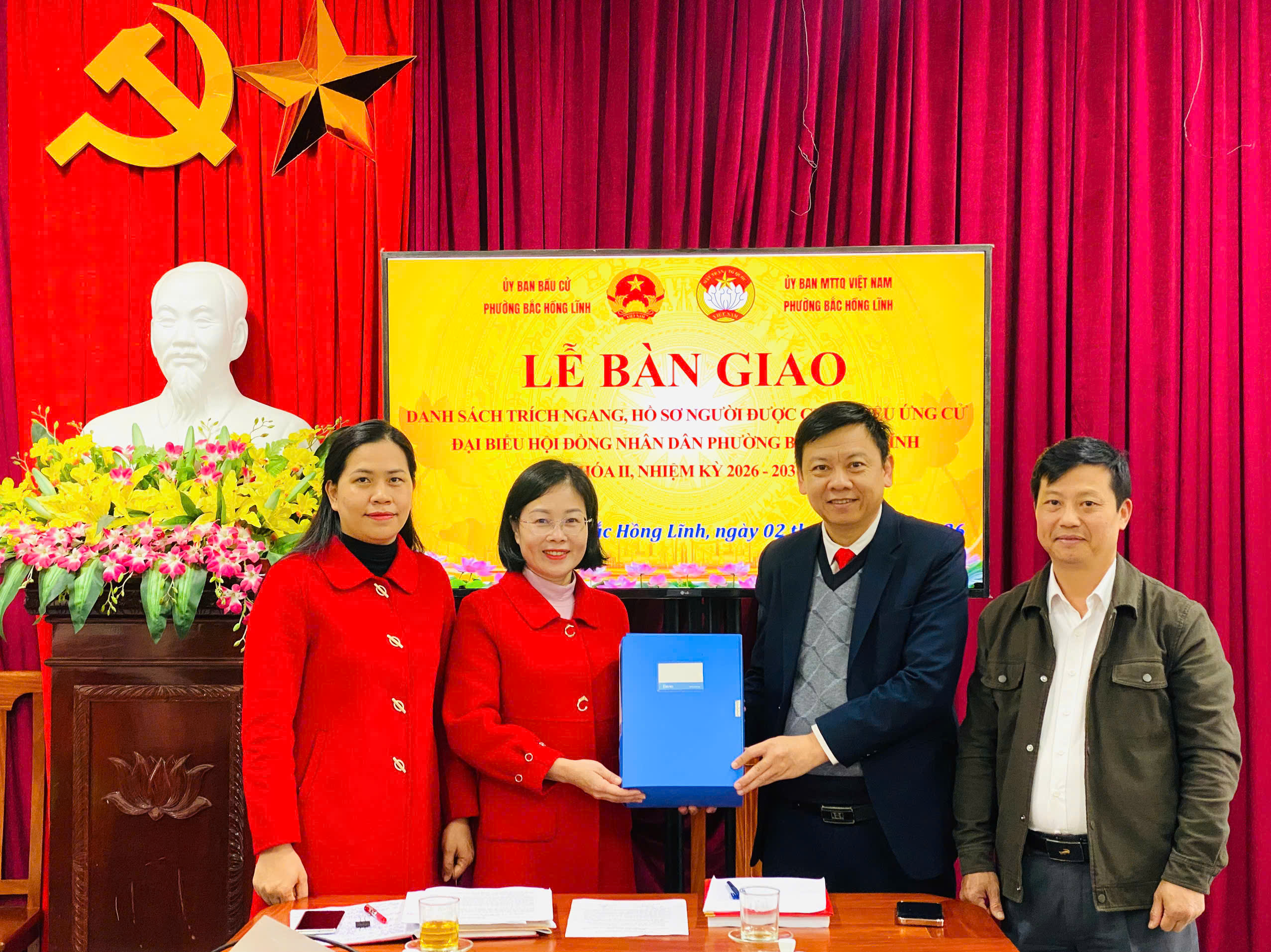  Bàn giao hồ sơ người được giới thiệu ứng cử đại biểu HĐND phường Bắc Hồng Lĩnh khóa II, nhiệm kỳ 2026 – 2031