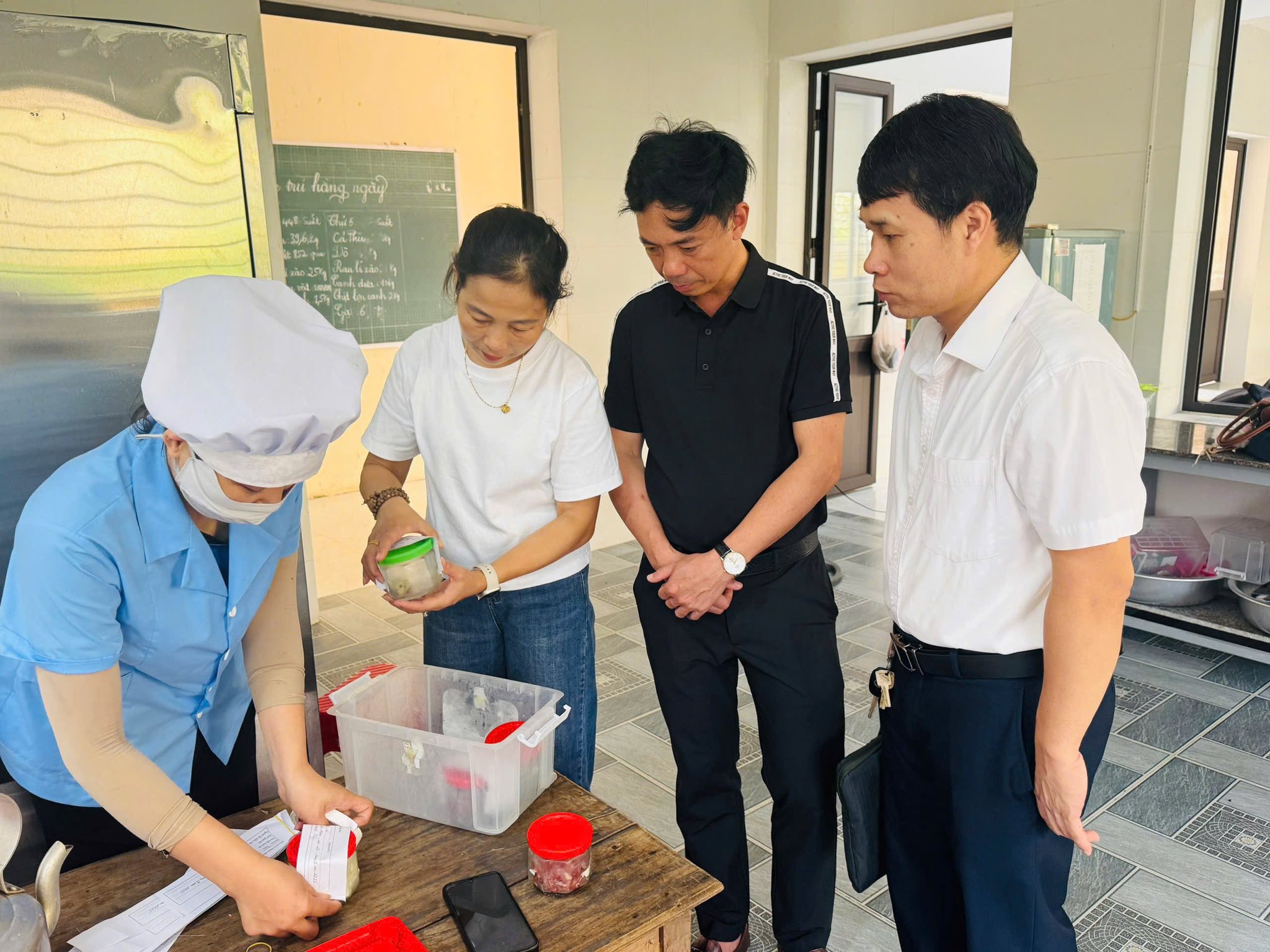 Kiểm tra an toàn thực phẩm tại các bếp ăn bán trú 