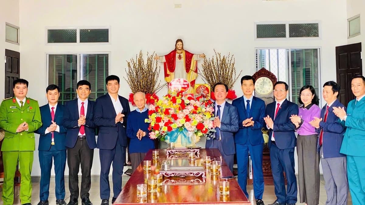 Lãnh đạo phường Bắc Hồng Lĩnh chúc mừng Lễ giáng sinh năm 2025 - Thắt chặt đoàn kết lương giáo