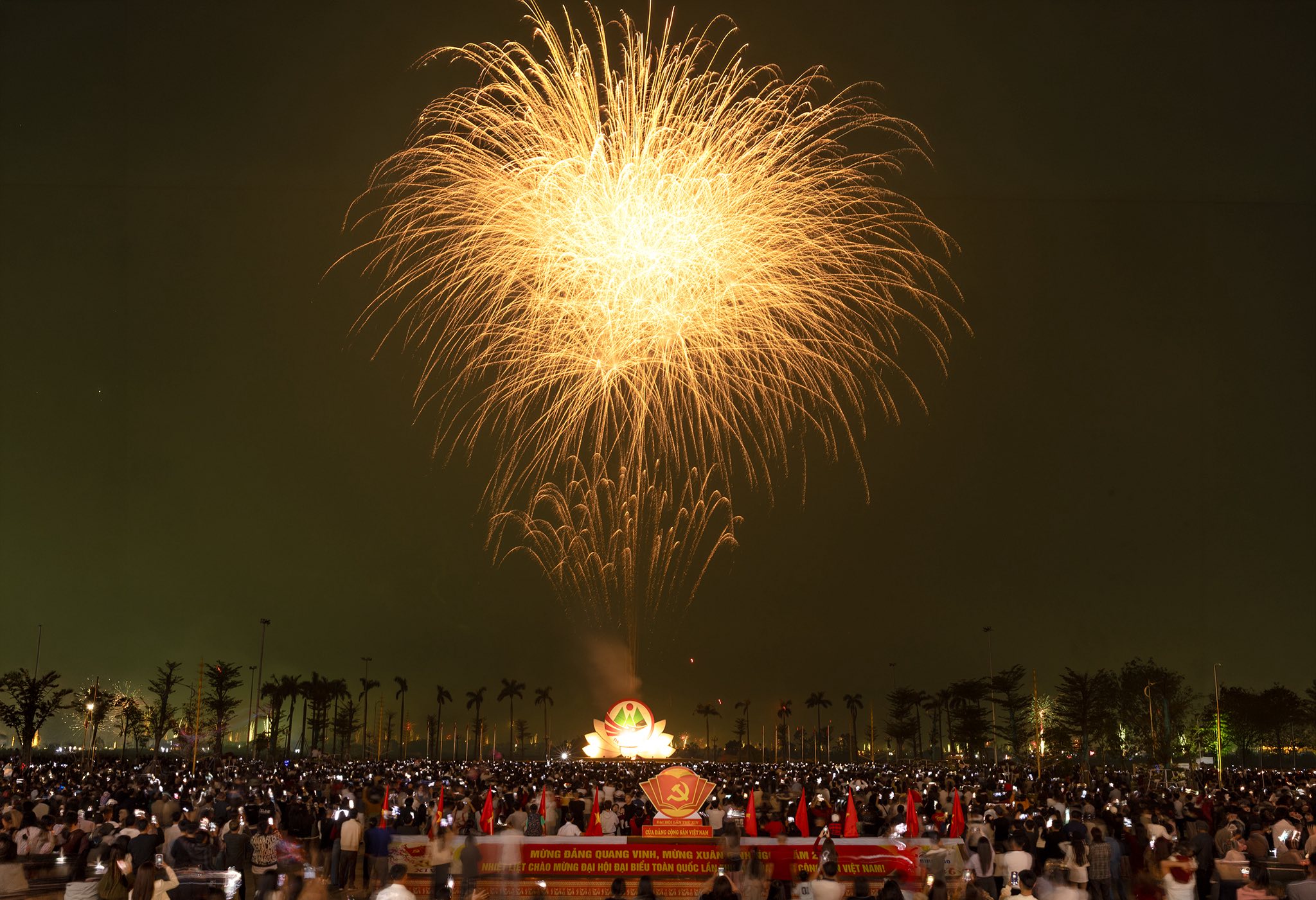 Pháo hoa rực rỡ thắp sáng bầu trời Bắc Hồng Lĩnh đêm giao thừa xuân Bính Ngọ 2026