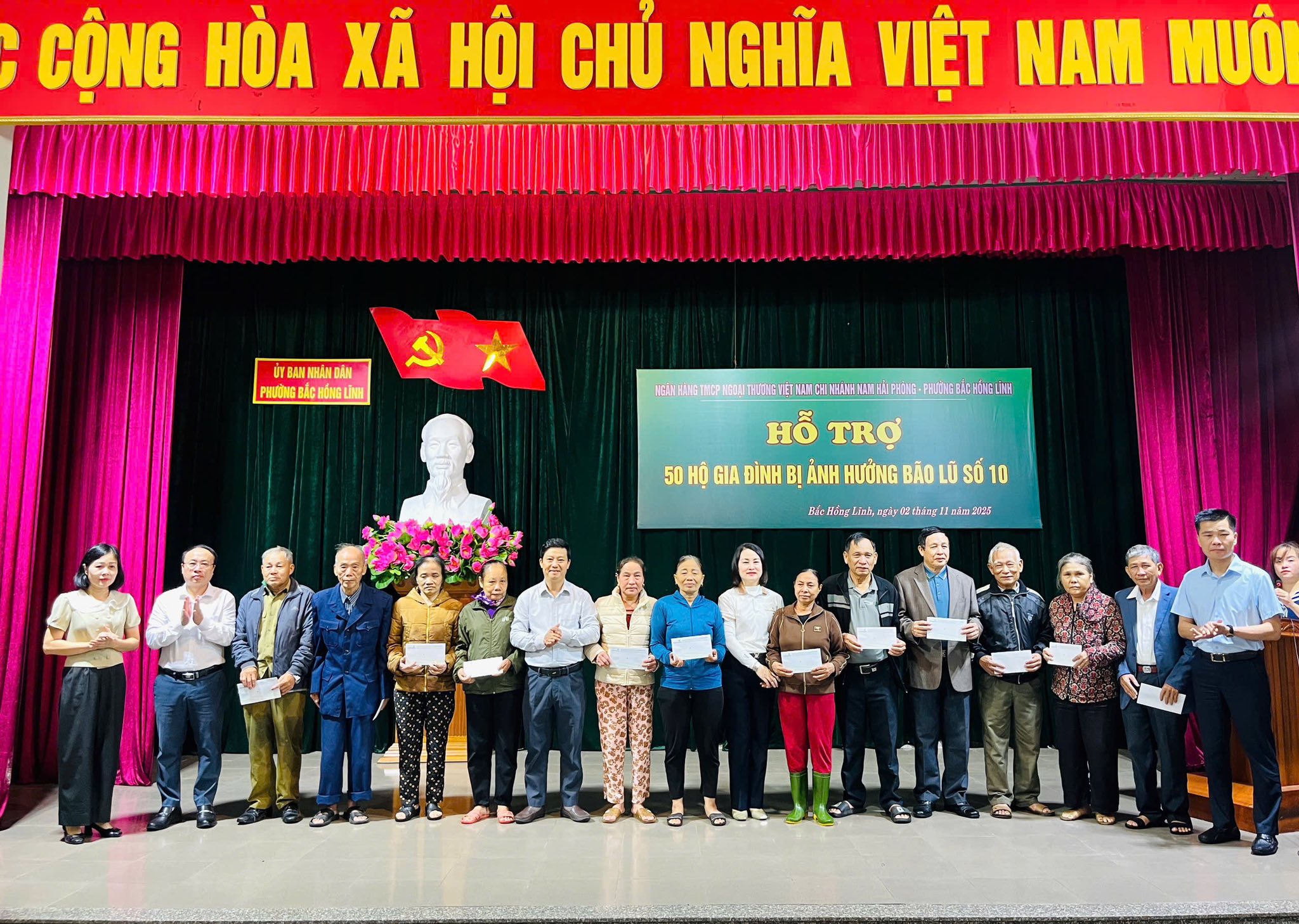 Vietcombank Nam Hải Phòng trao 50 suất quà hỗ trợ người dân phường Bắc Hồng Lĩnh bị ảnh hưởng bởi bão số 10