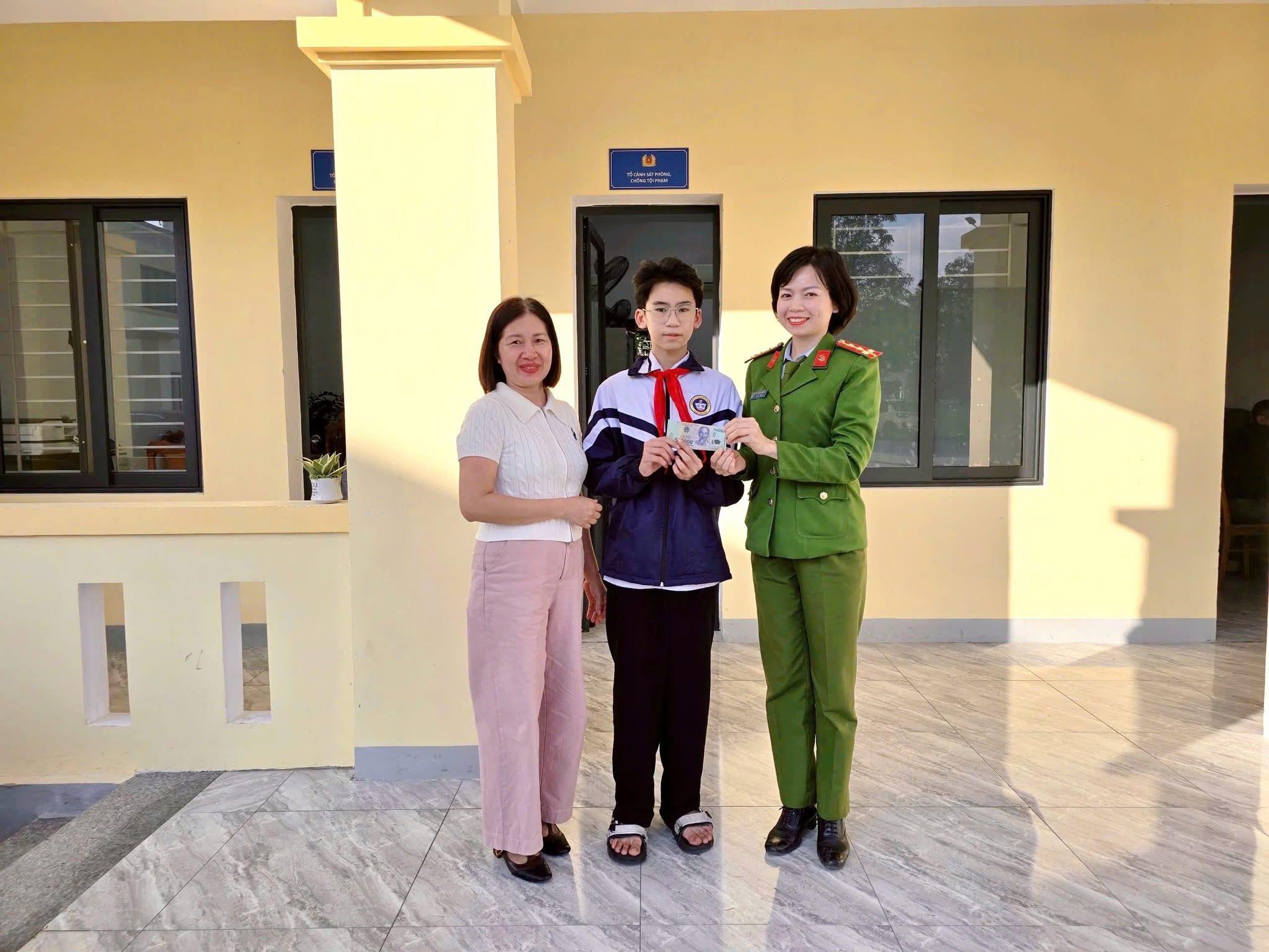   Học sinh lớp 7 nhặt được tiền, mang đến Công an phường để tìm trả lại người đánh rơi