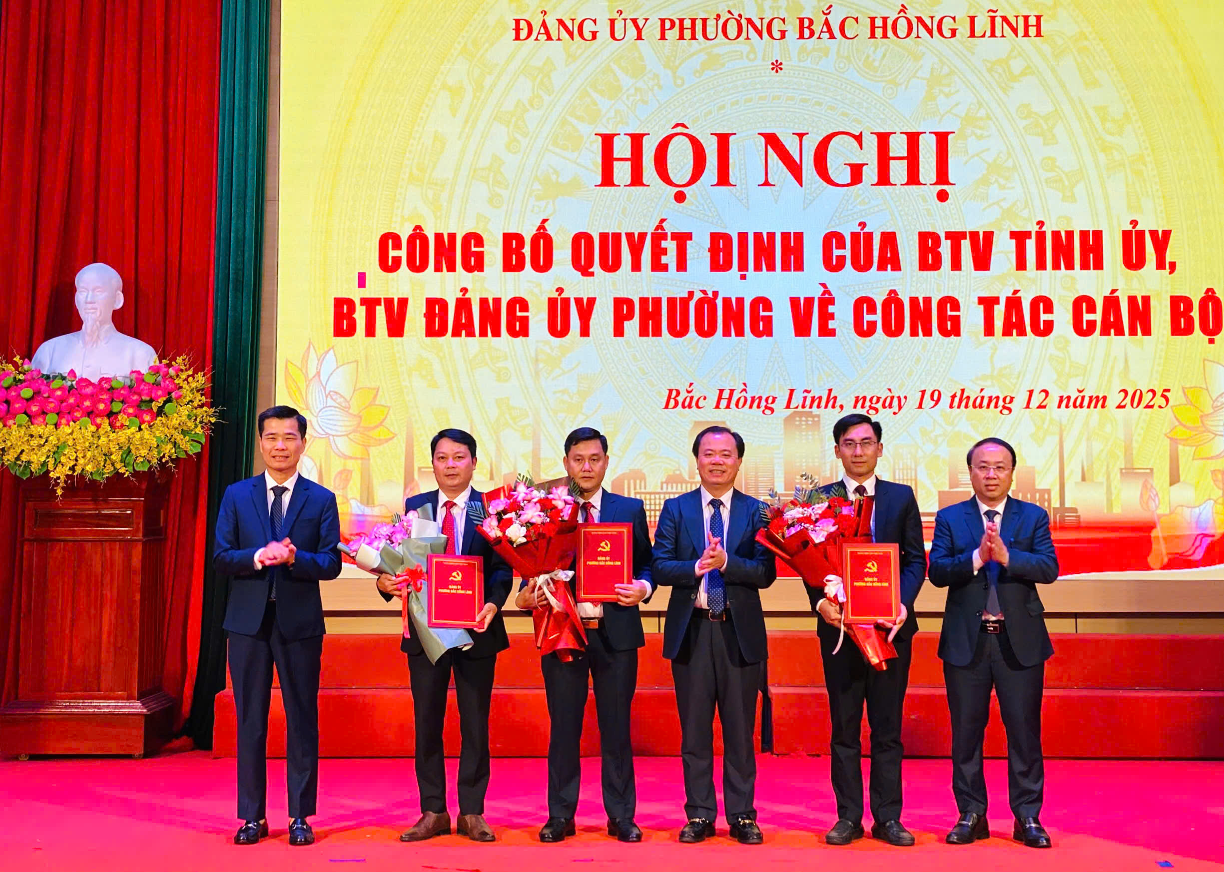 Phường Bắc Hồng Lĩnh công bố và trao các quyết định về công tác cán bộ