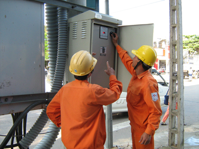 Tuyên truyền đảm bảo an toàn điện sau bão số 10