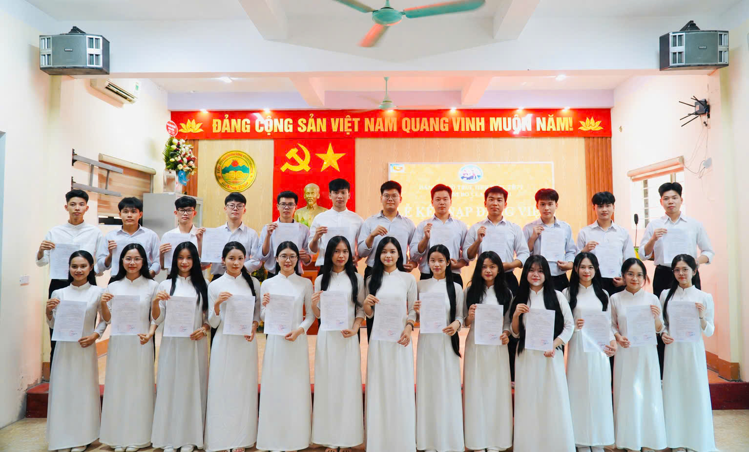 25 học sinh ưu tú của Trường THPT Hồng Lĩnh được đứng vào hàng ngũ của Đảng