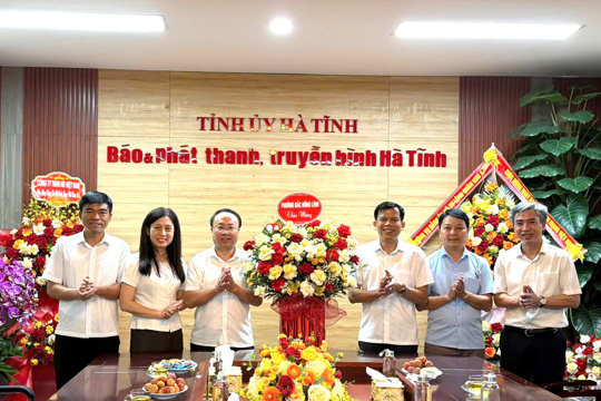 Lãnh đạo phường Bắc Hồng Lĩnh chúc mừng các cơ quan báo chí nhân kỷ niệm 101 năm Ngày Báo chí Cách mạng Việt Nam