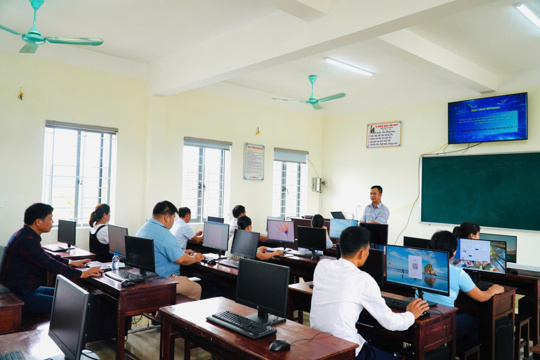 Khai mạc lớp “Bình dân học vụ số” cho cán bộ Mặt trận cơ sở