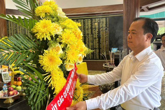 Đoàn lãnh đạo Đảng bộ các cơ quan Đảng dâng hương tại Khu di tích lịch sử quốc gia đặc biệt Ngã ba Đồng Lộc 