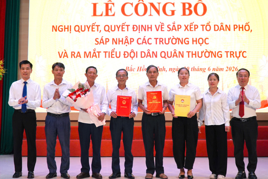 Bắc Hồng Lĩnh công bố các nghị quyết, quyết định về sắp xếp tổ dân phố, trường học và ra mắt Tiểu đội Dân quân thường trực