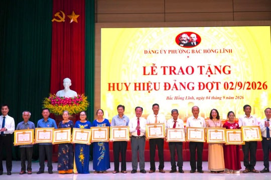 170 đảng viên vinh dự đón nhận huy hiệu đảng đợt 2/9/2026