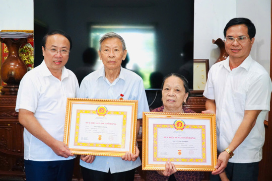 Trao huy hiệu đảng cho các đảng viên cao tuổi dịp 02/9/2026 tại nhà riêng