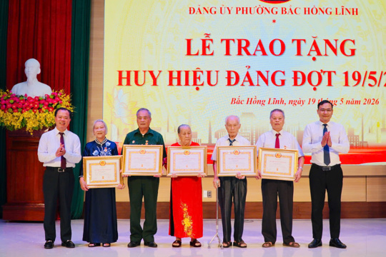 Phường Bắc Hồng Lĩnh trao tặng huy hiệu đảng cho 42 đảng viên đợt 19/5/2026