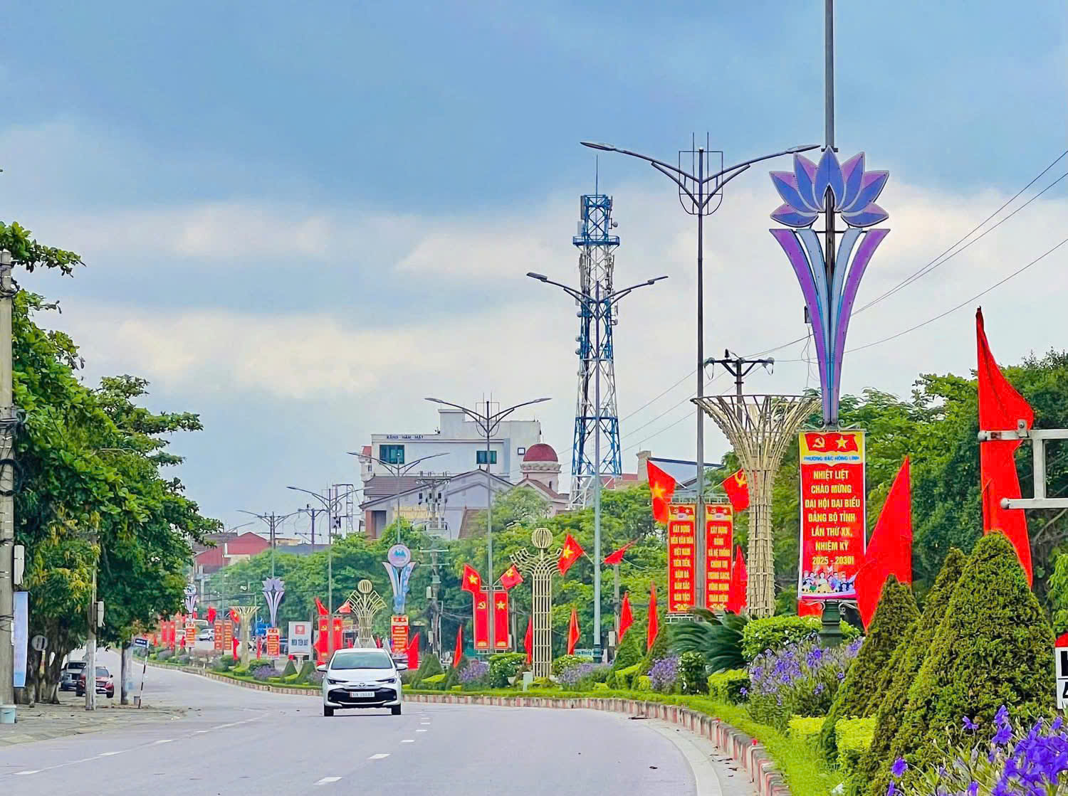 Phường Bắc Hồng Lĩnh rợp cờ hoa chào mừng Đại hội Đảng bộ tỉnh Hà Tĩnh lần thứ XX, nhiệm kỳ 2025-2030. 