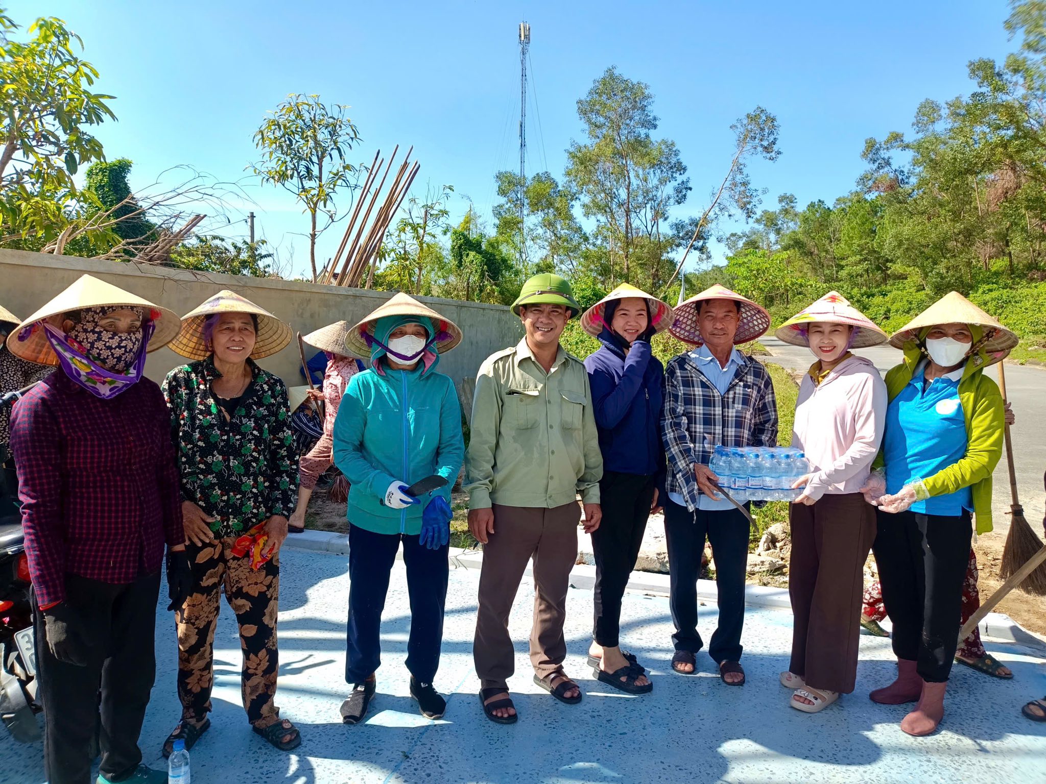 Ra quân dọn vệ sinh môi trường chào mừng Đại hội Mặt trận tổ quốc phường và các tổ chức Chính trị - Xã hội.