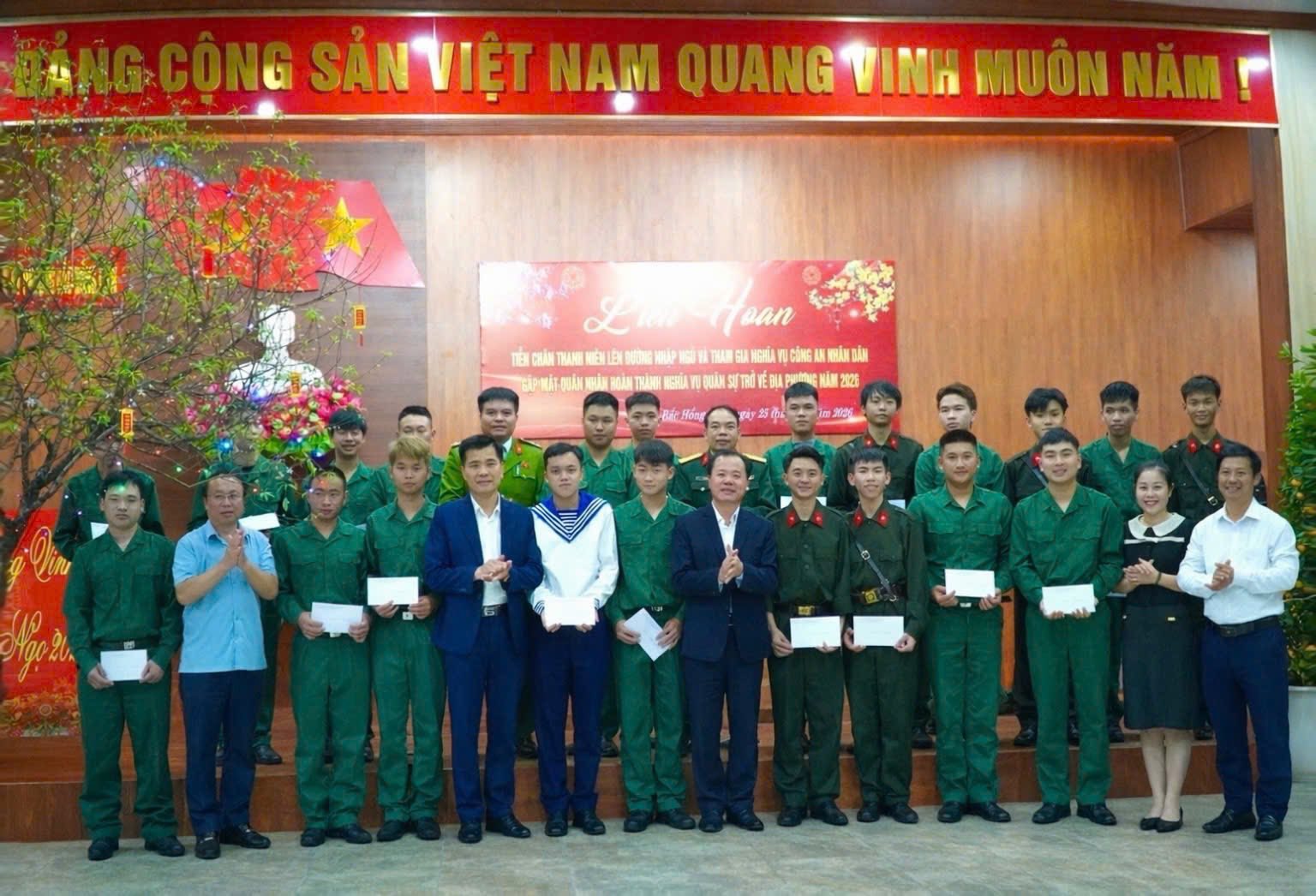 Gặp mặt tân binh trước lúc lên đường nhập ngũ