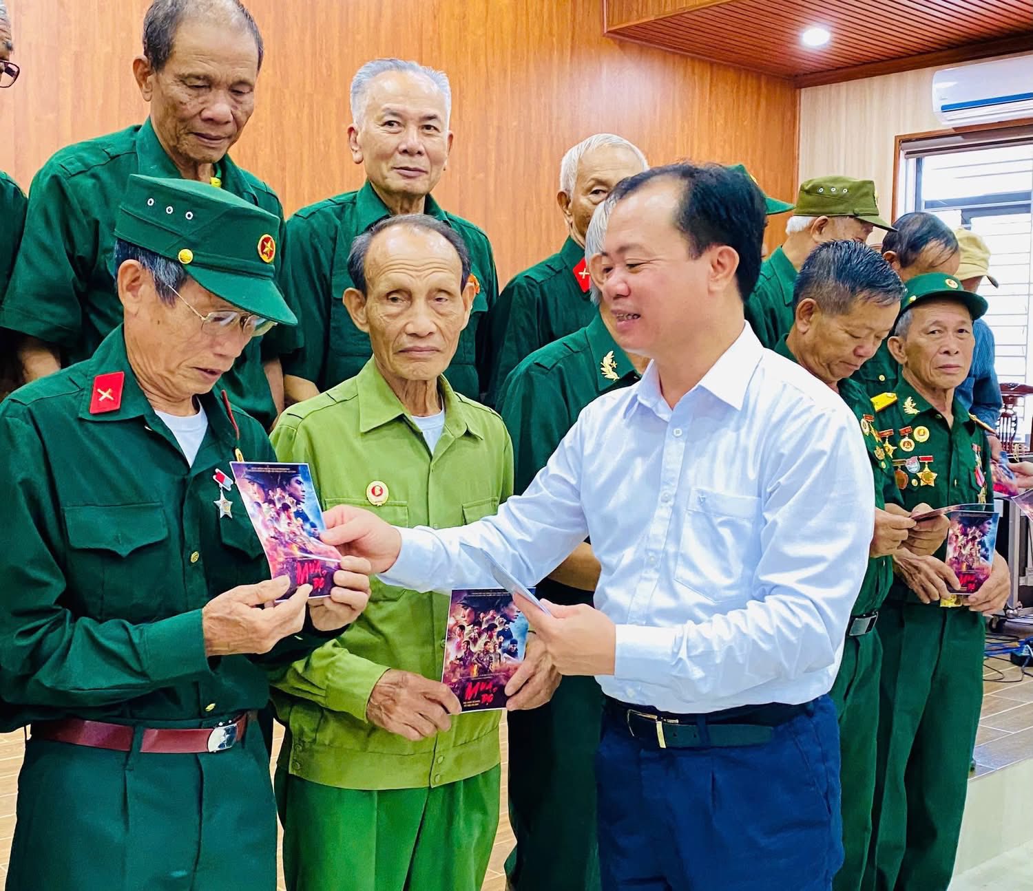 Tặng vé xem bộ phim "Mưa đỏ" cho Cựu chiến binh chiến sĩ thành cổ trên địa bàn