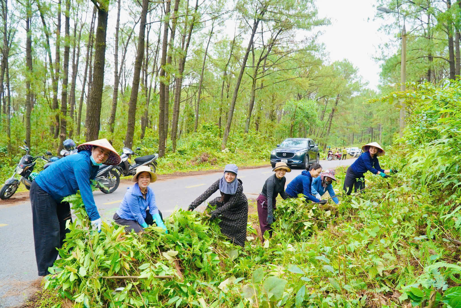 Gần 1000 người tham gia dọn thực bì, làm đường băng cản lửa phòng chống cháy rừng 