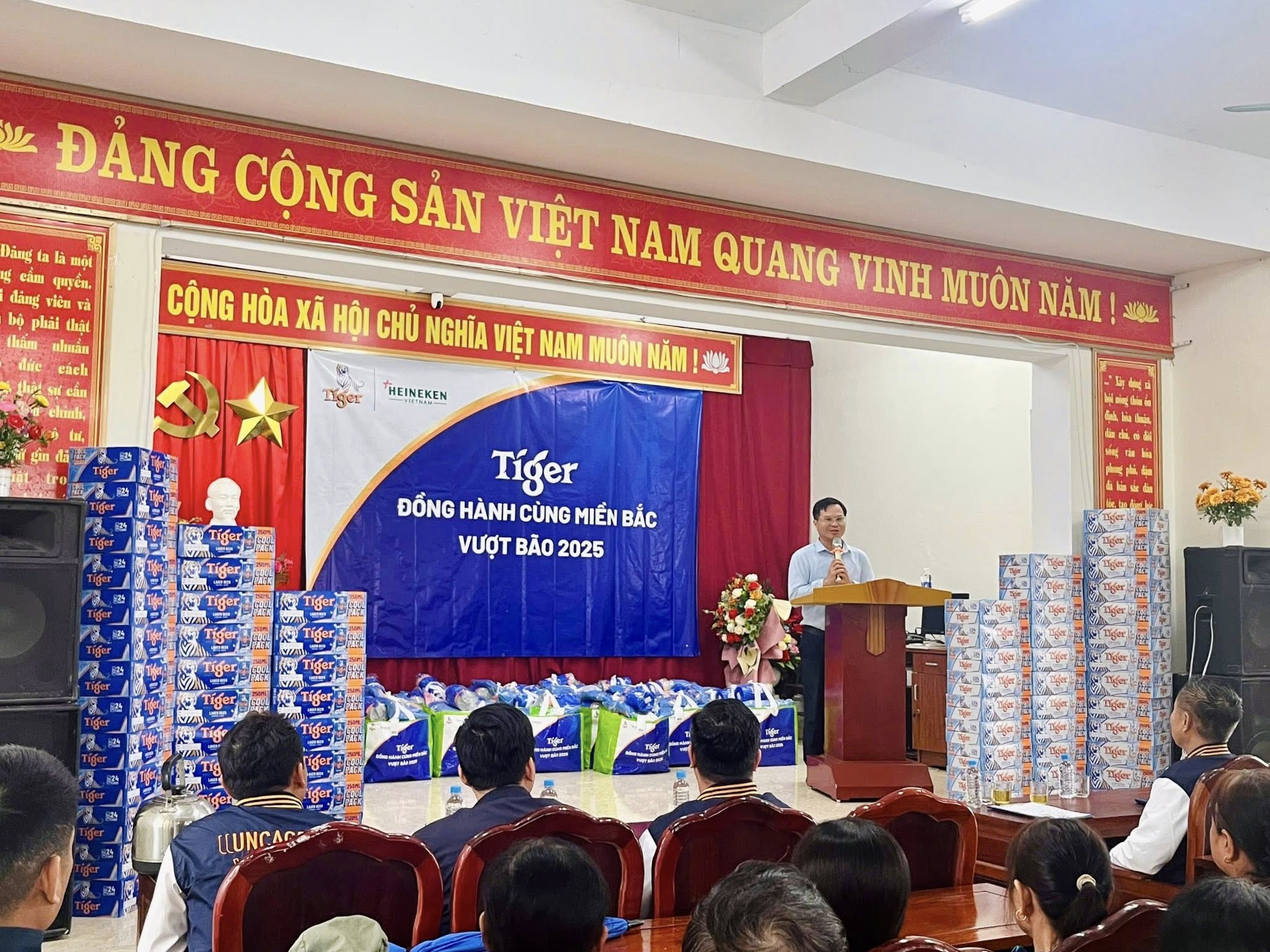 Heineken Việt Nam hỗ trợ người dân Bắc Hồng Lĩnh bị ảnh hưởng bởi bão số 10 