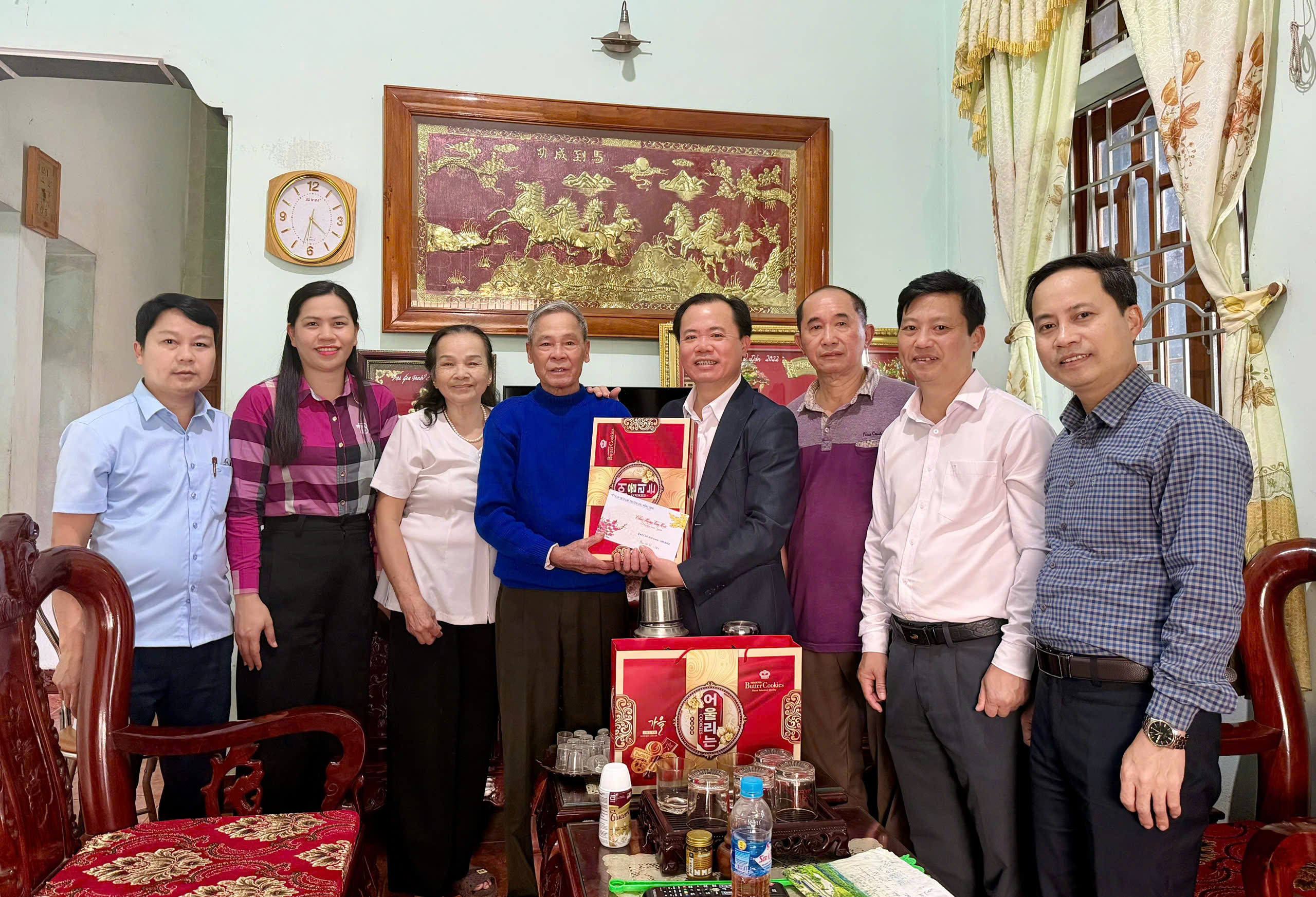 Lãnh đạo phường Bắc Hồng Lĩnh tặng quà nhân dịp Tết nguyên đán Bính Ngọ 2026 